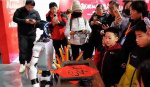 Бээжин хотод роботын үзэсгэлэн нээгджээ