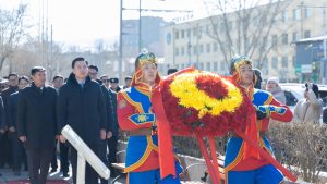 УИХ- ын дарга Н.Учрал төр нийгмийн нэр зүтгэлтэн Жамбын Батмөнхийн хөшөөнд цэцэг өргөж, хүндэтгэл үзүүллээ